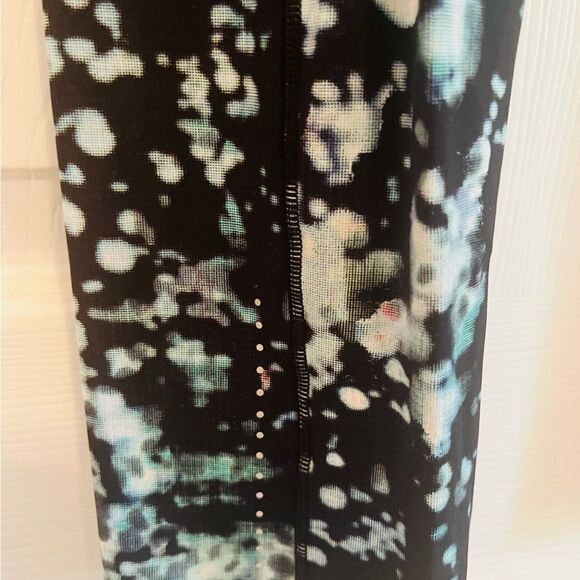 lululemon athletica Black and Green Patterned Leggings - Picture 6 of 7